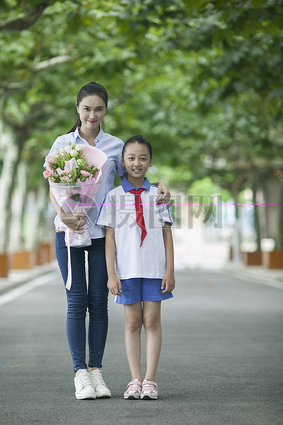 教师节女同学在校园里给女老师献花图片