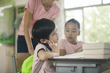 男女同学和女老师在教室里一起看书图片