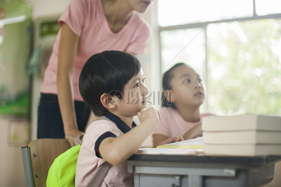 男女同学和女老师在教室里一起看书图片