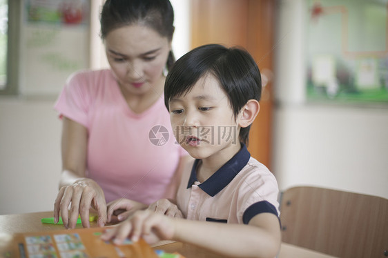 男同学和女老师在教室里一起玩积木图片