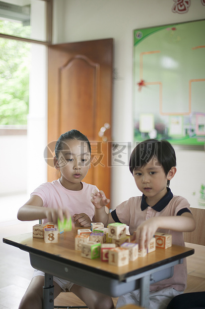 男女同学在教室里一起玩积木图片