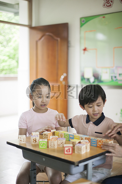 男女同学在教室里一起玩积木图片