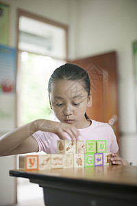 女同学在教室里玩积木图片