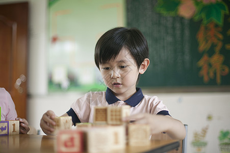 教室里的小学生小学生在教室里玩积木背景
