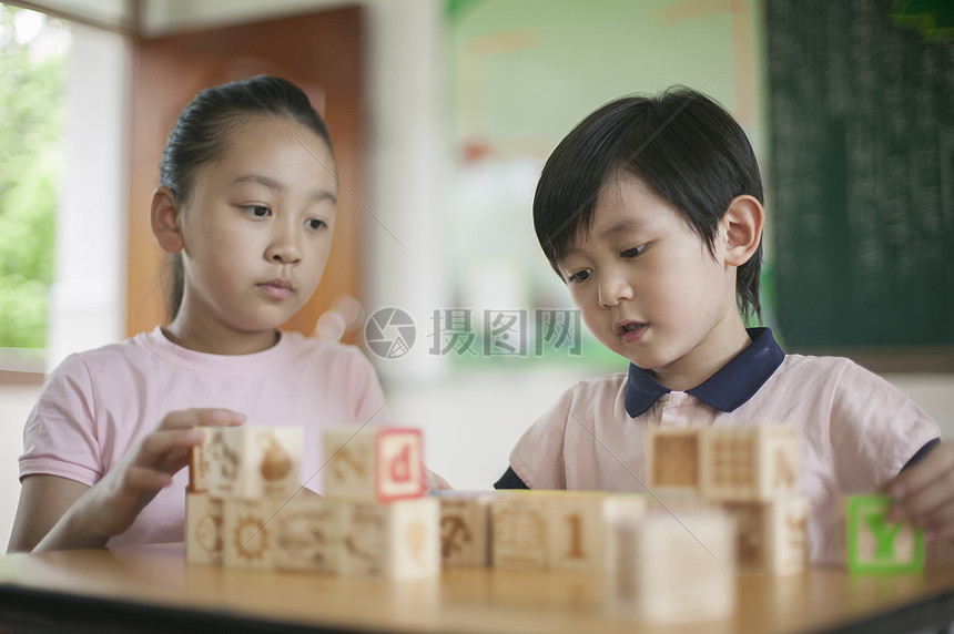 男女同学在教室里一起玩积木图片
