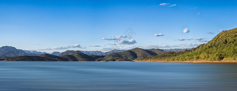 美丽风景湖泊和山脉图片