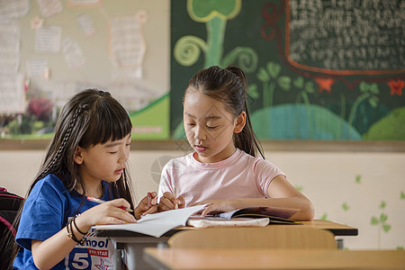 学生互相帮助讲解图片