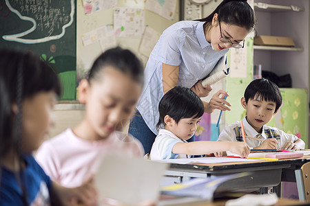 老师耐心给学生讲解图片