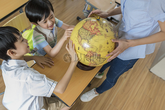 学生和老师看地球仪图片