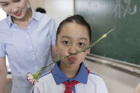 送老师花孩子学生教师节送老师花和礼物背景