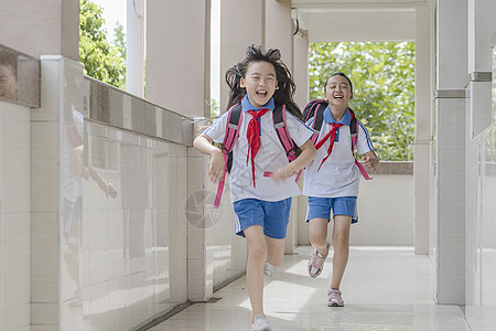 同学两人上下学高清图片