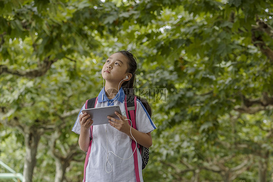 小学学生使用远程教育图片