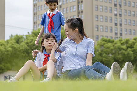 师生情老师和学生在操场休息背景