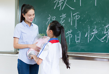 教师节同学们送花送礼物给老师图片