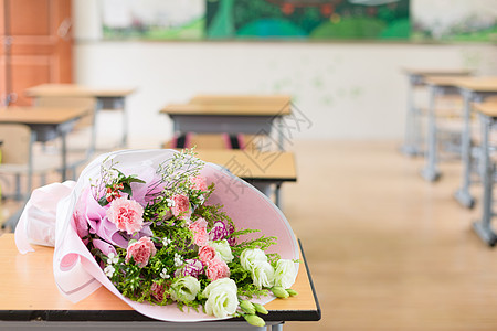 教师节学生送花教师节教室书桌上的鲜花背景