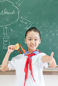 挂着奖牌竖起大拇指的小学学生图片