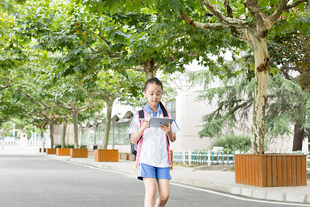 小学生用平板在线上课学习图片