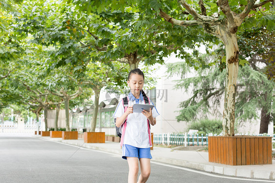 小学生用平板在线上课学习图片