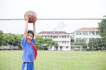 在球场上踢球玩耍的小学生图片