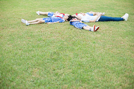 师生情躺在草坪上的小学生和老师背景