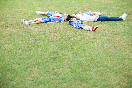 躺在草坪上的小学生和老师图片