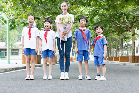 教师节同学们送花给老师图片