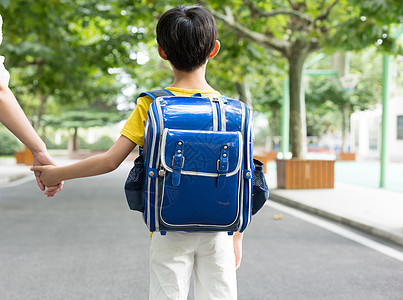 牵着孩子的手小学生牵着妈妈的手去学校背景