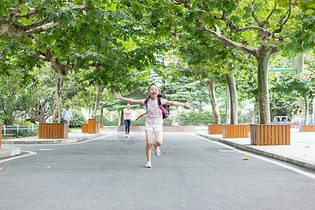 放学双手张开跑向父母的小学生图片