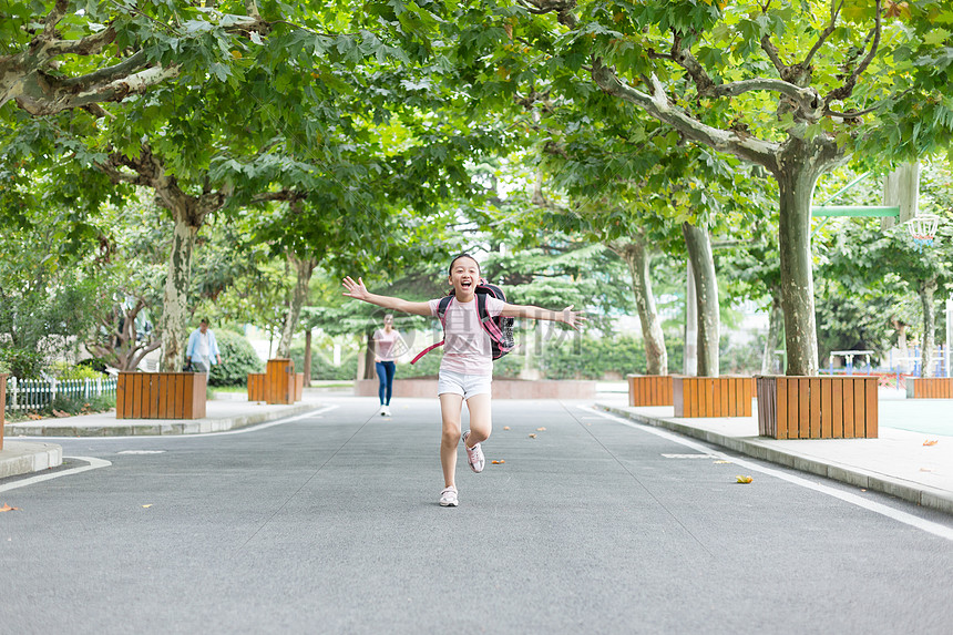 放学双手张开跑向父母的小学生图片