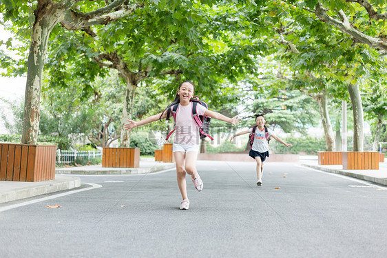 放学双手张开跑向父母的小学生图片