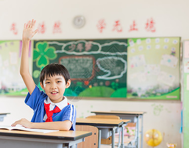 课堂举手发言认真上课的小学生同学图片