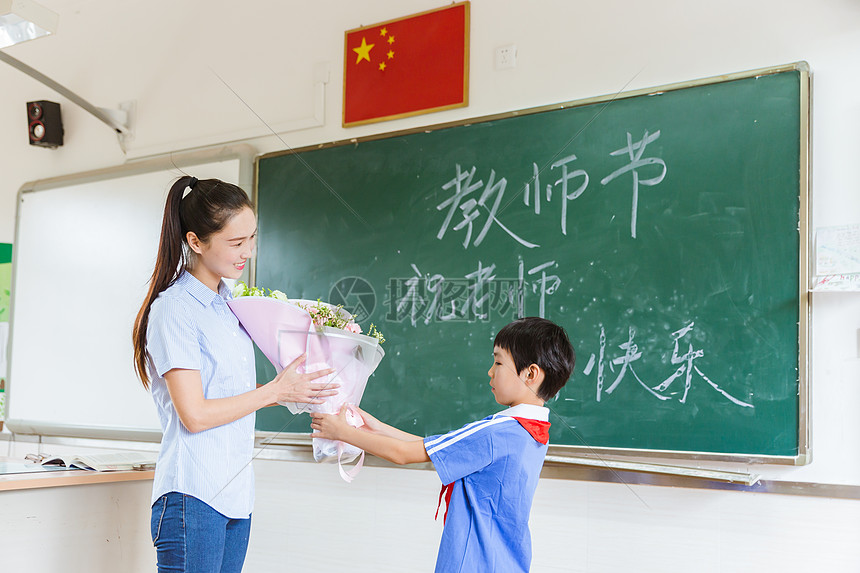 教师节学生给老师献花图片