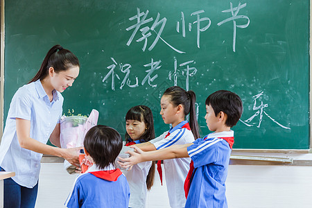 教师节学生给老师献花高清图片