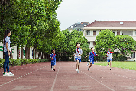 跑步男老师看孩子们在操场上奔跑背景