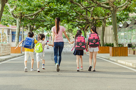 孩子上学教师节老师牵着学生们上学背景