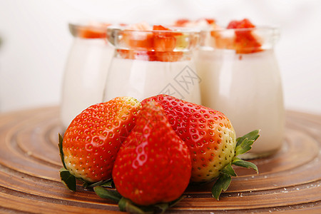 草莓果粒酸奶背景图片
