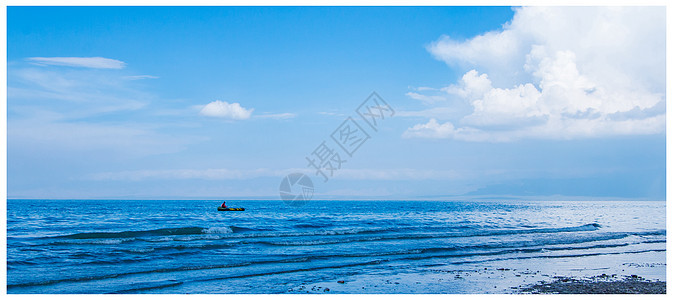 干净美丽的青海湖上漂小舟图片