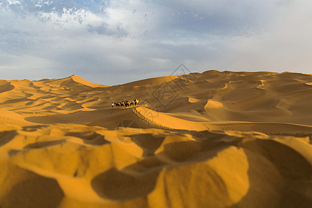 落日余晖下的库木塔格沙漠背景图片
