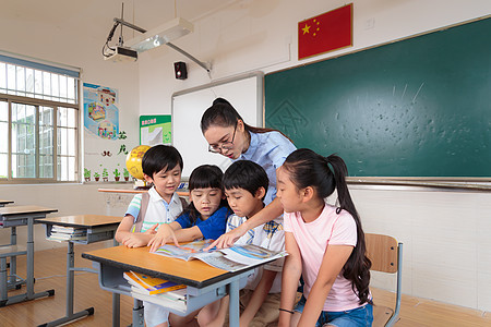 老师学生教室上课图片