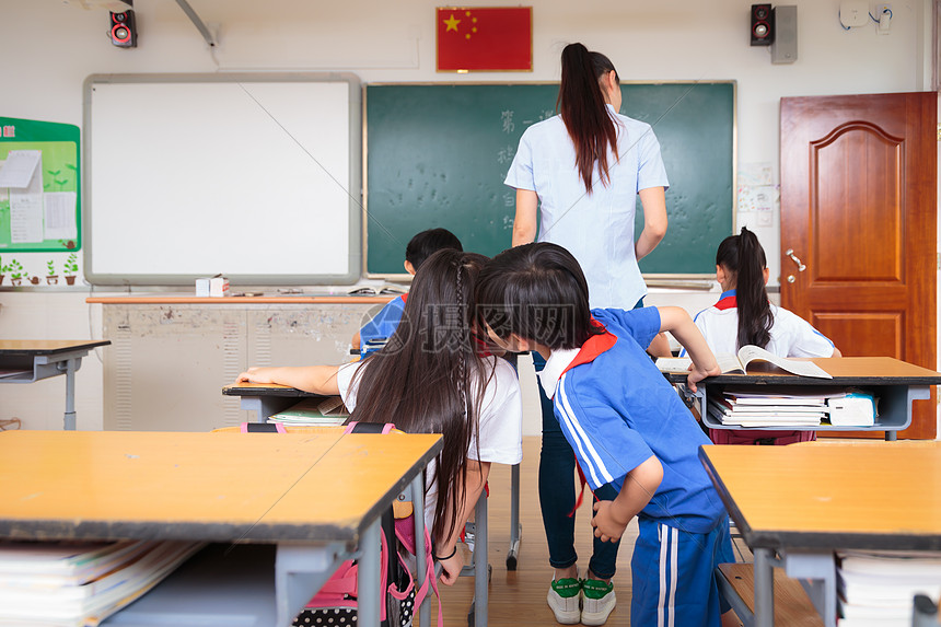 老师学生教室上课高清图片下载-正版图片500603069-摄图网