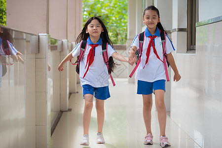 女同学背着书包放学下课图片