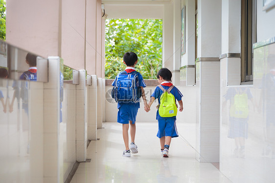 学生开学放学下课图片