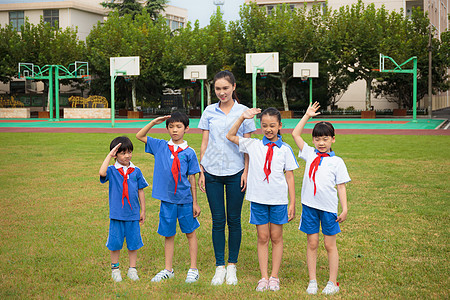 学生给老师敬礼学生学校操场升旗背景