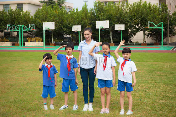 学生学校操场升旗图片