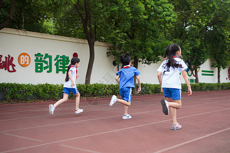 学生操场跑步运动图片