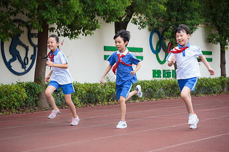 儿童奔跑学生操场跑步运动背景