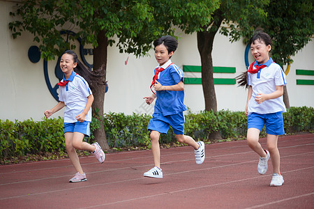 学生操场跑步运动图片