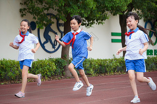 学生操场跑步运动图片