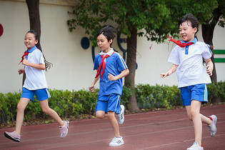 学生操场跑步运动图片