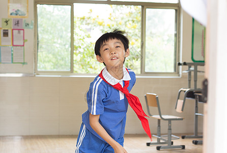 学生玩纸飞机下课在走廊上玩飞机的小学生背景